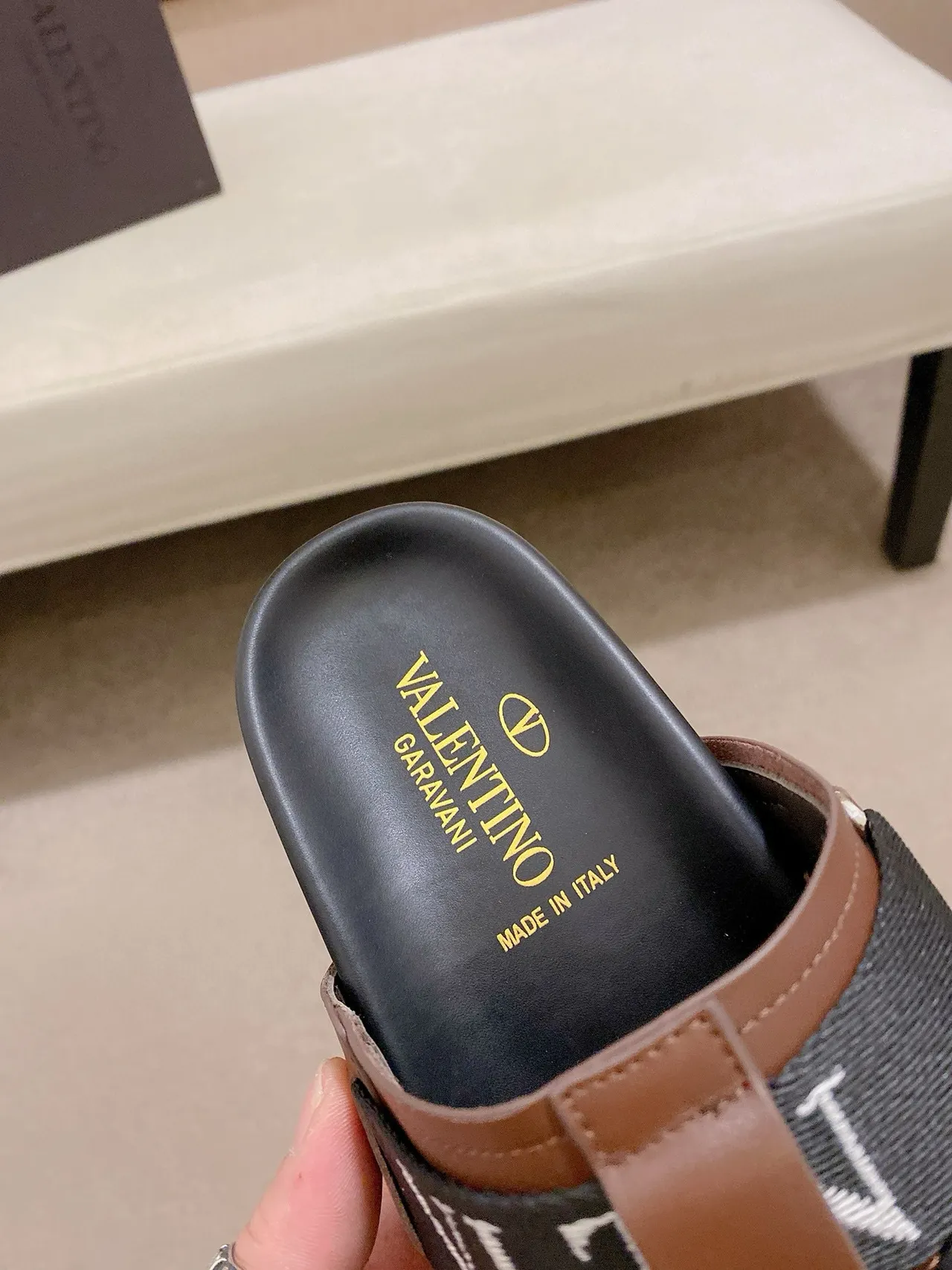 Valentino Garavani VLTN Slide 棕色和黑色皮革拖鞋 6