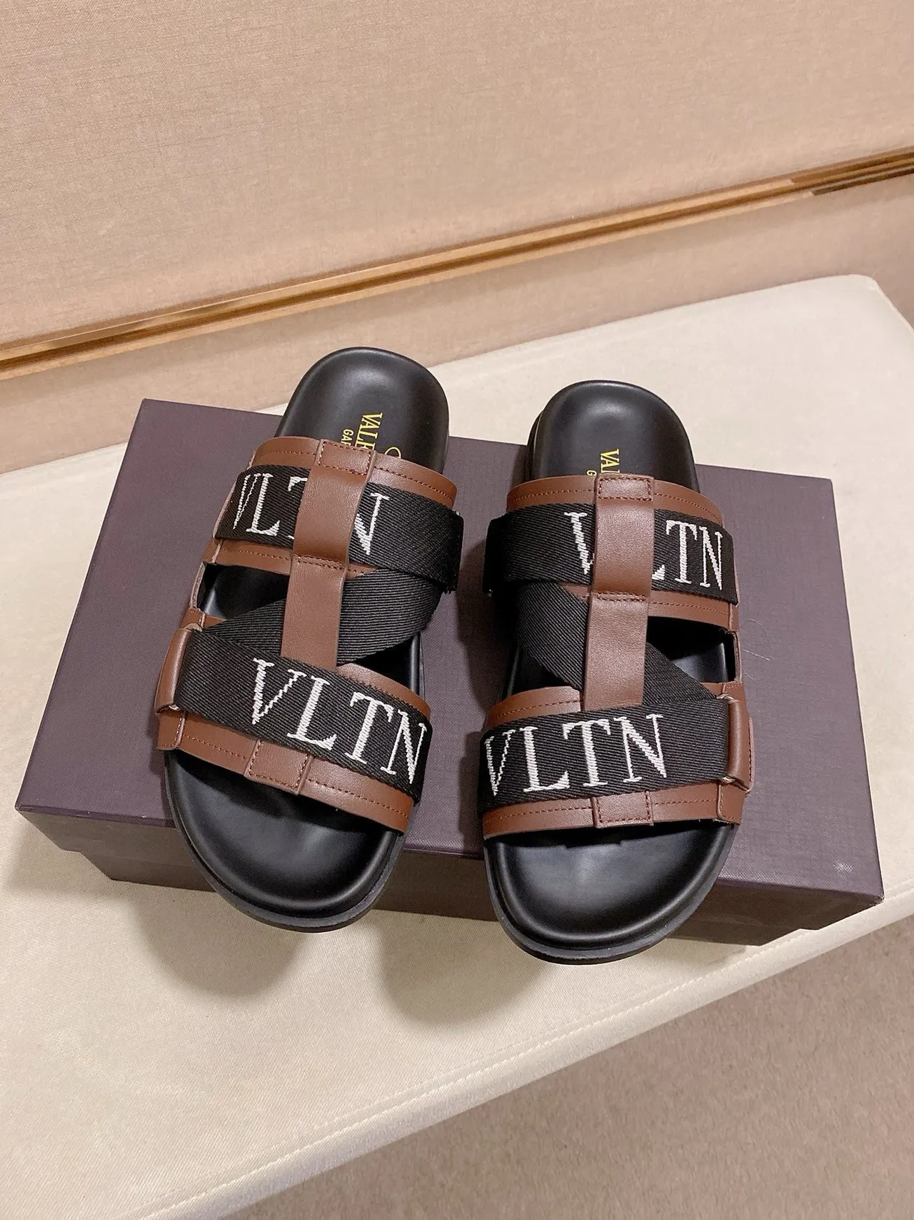 Valentino Garavani VLTN Slide 棕色和黑色皮革拖鞋 7