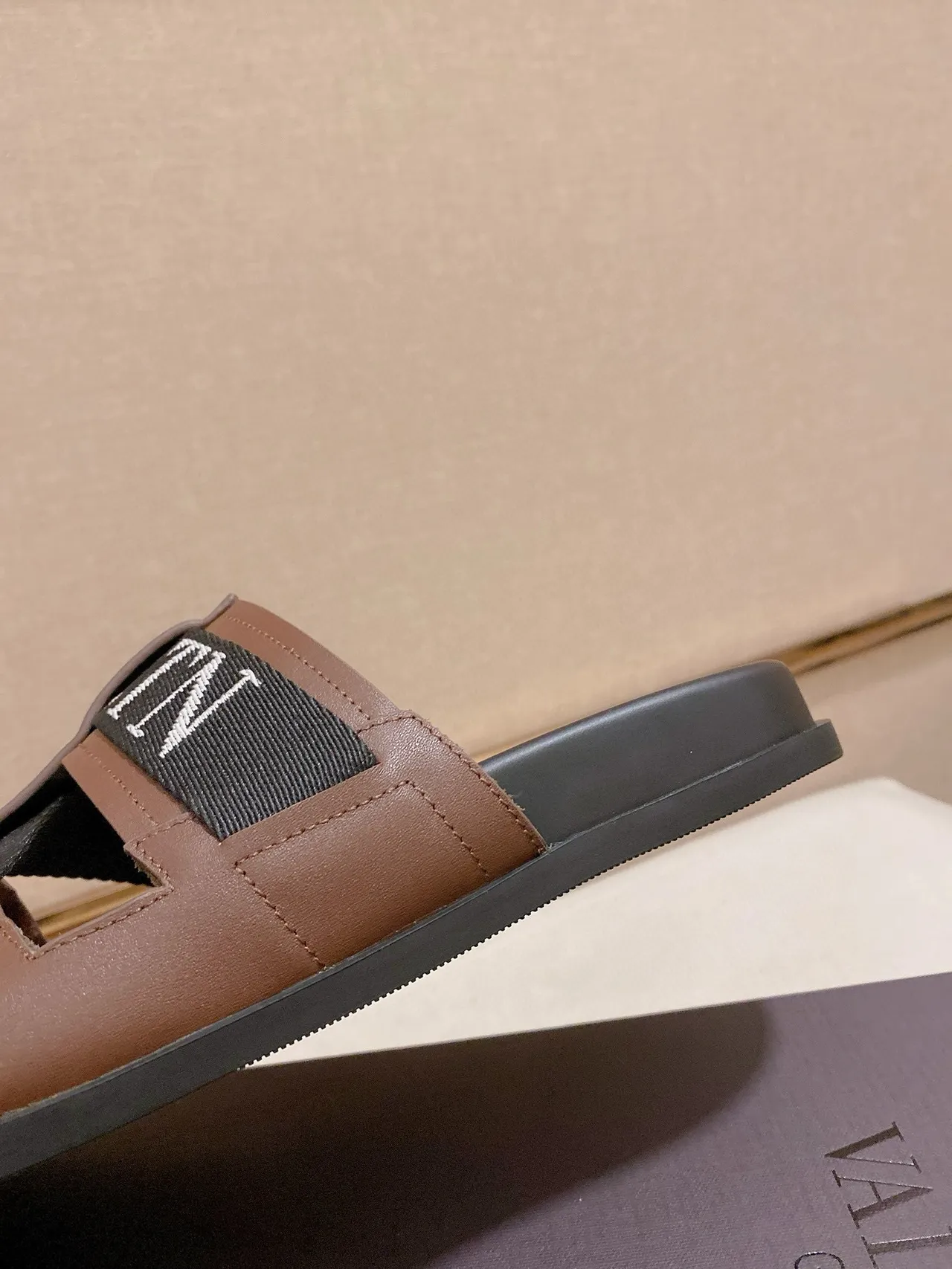 Valentino Garavani VLTN Slide 棕色和黑色皮革拖鞋 8