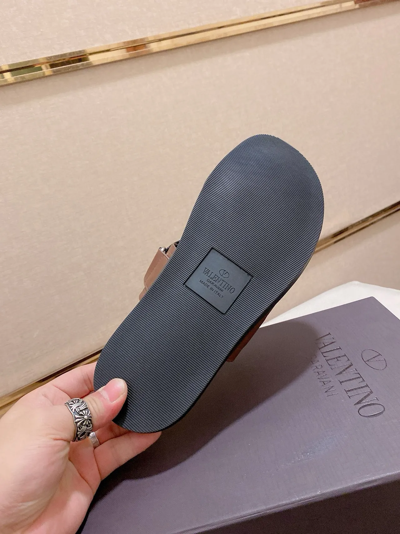 Valentino Garavani VLTN Slide 棕色和黑色皮革拖鞋 9