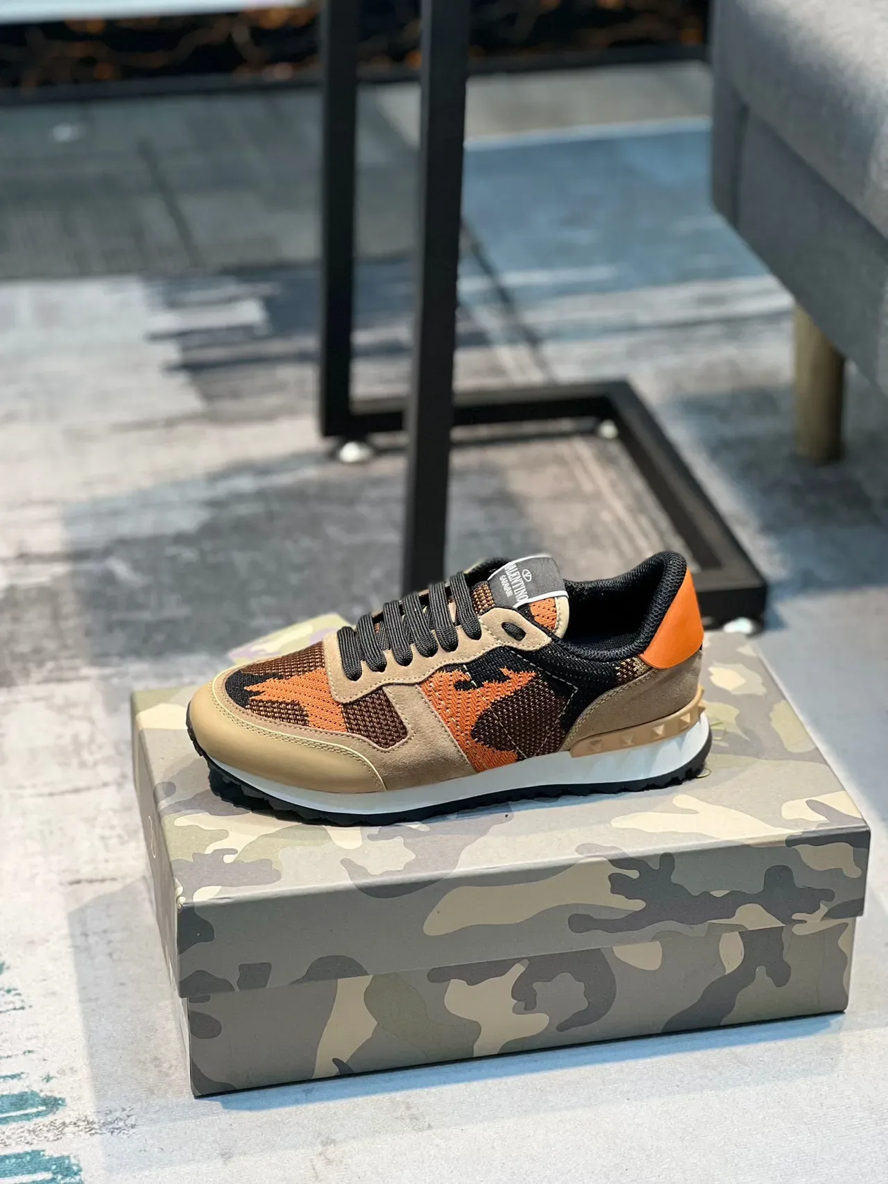 Valentino Sneakers Lifestyle Multicolores Orange Camo avec Upper en Maille et Overlays en Daim 1