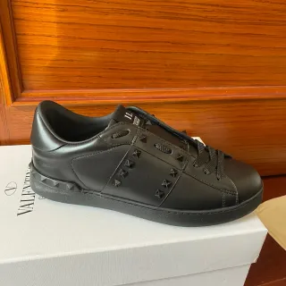 Valentino Rockstud काला चमड़ा पिरामिड स्टड लाइफस्टाइल स्नीकर
