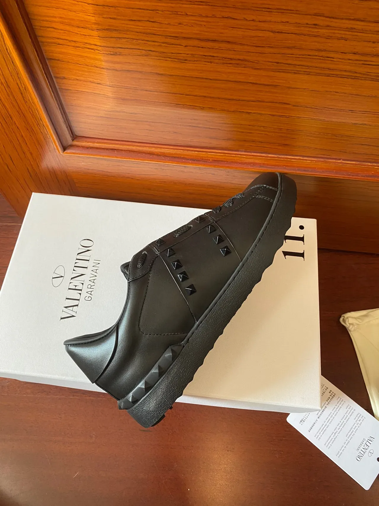 Valentino Rockstud কালো চামড়ার পিরামিড স্টাড লাইফস্টাইল স্নিকার 2