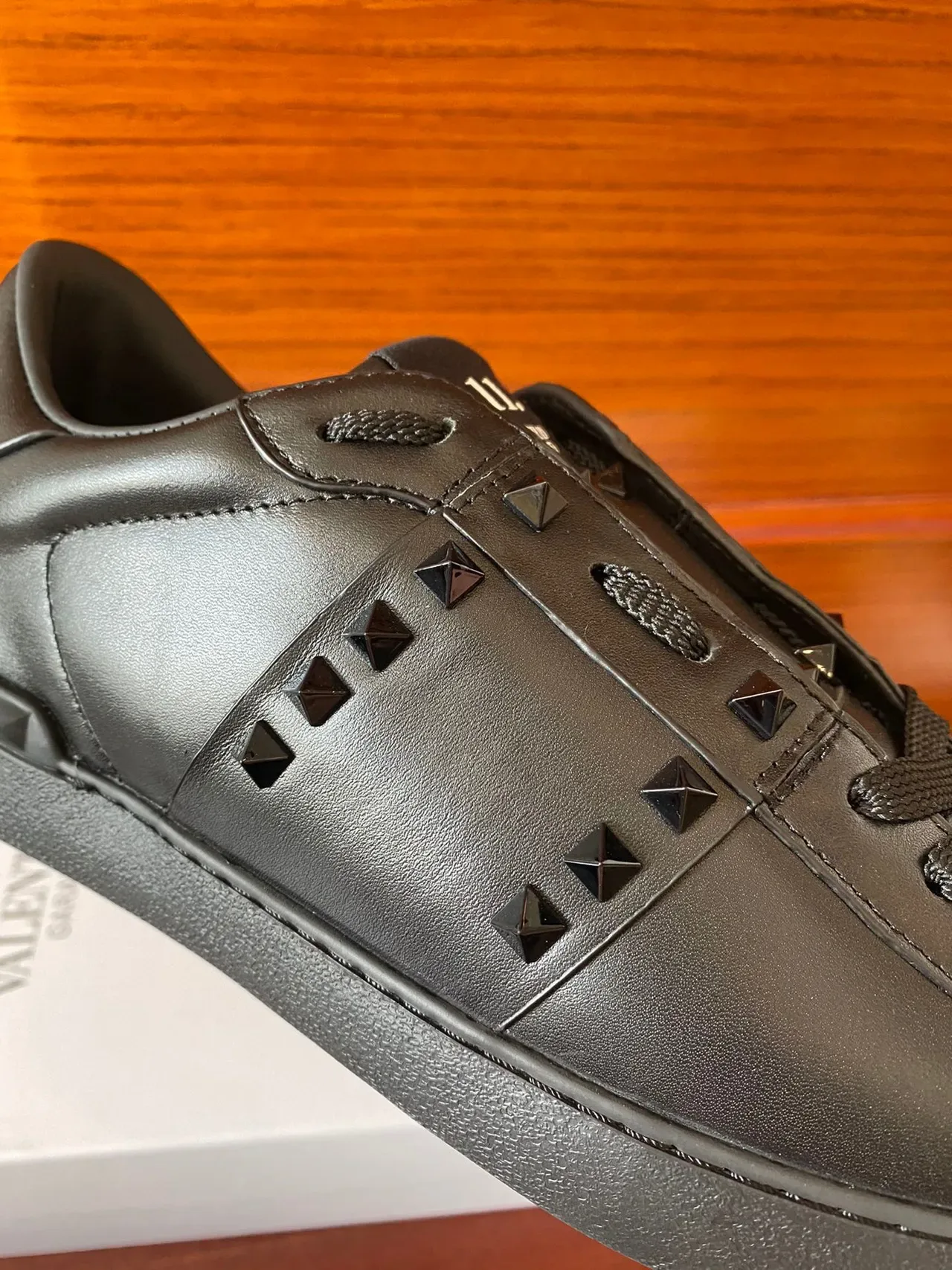 Valentino Rockstud কালো চামড়ার পিরামিড স্টাড লাইফস্টাইল স্নিকার 3