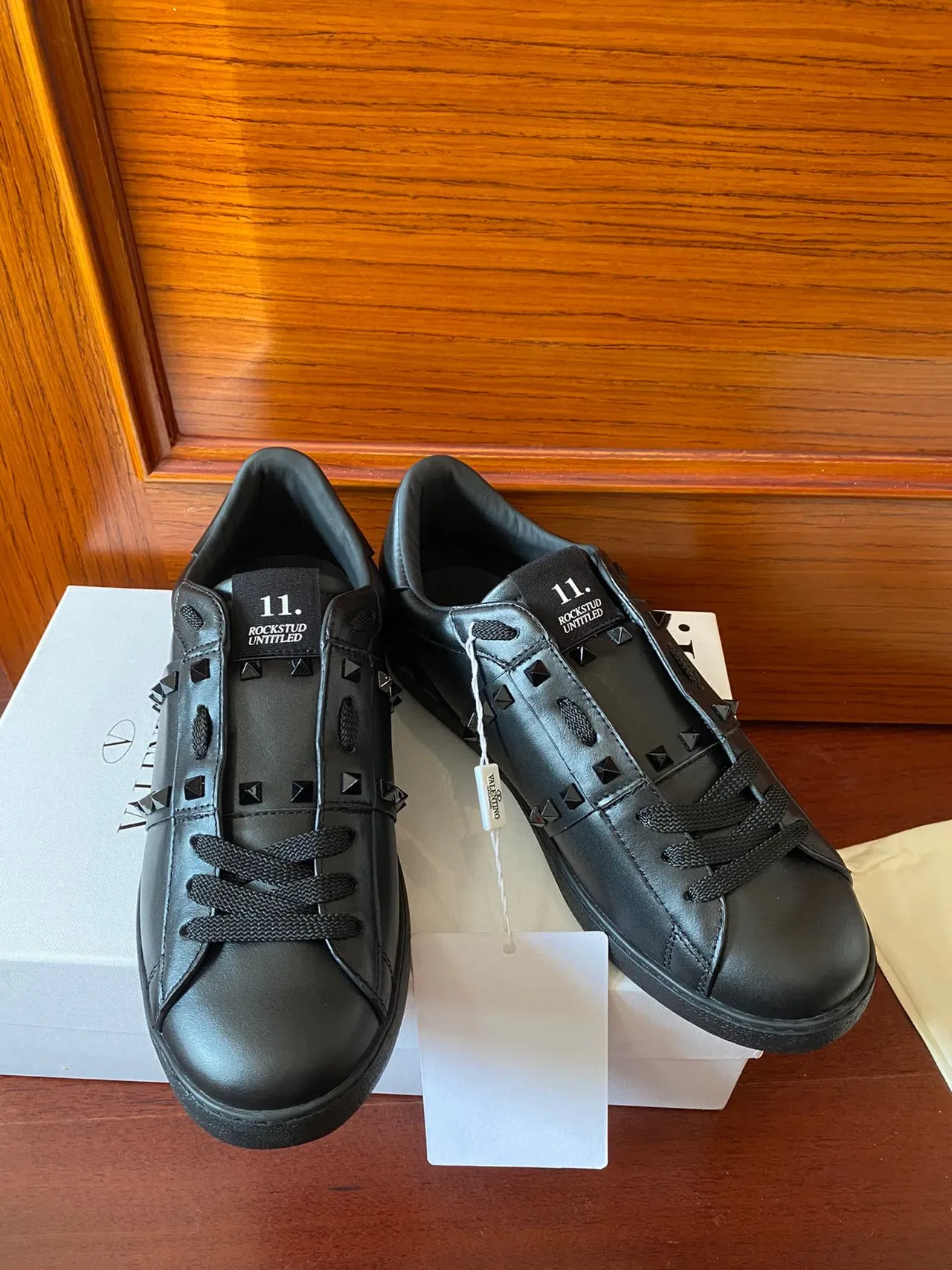 Valentino Rockstud কালো চামড়ার পিরামিড স্টাড লাইফস্টাইল স্নিকার 4