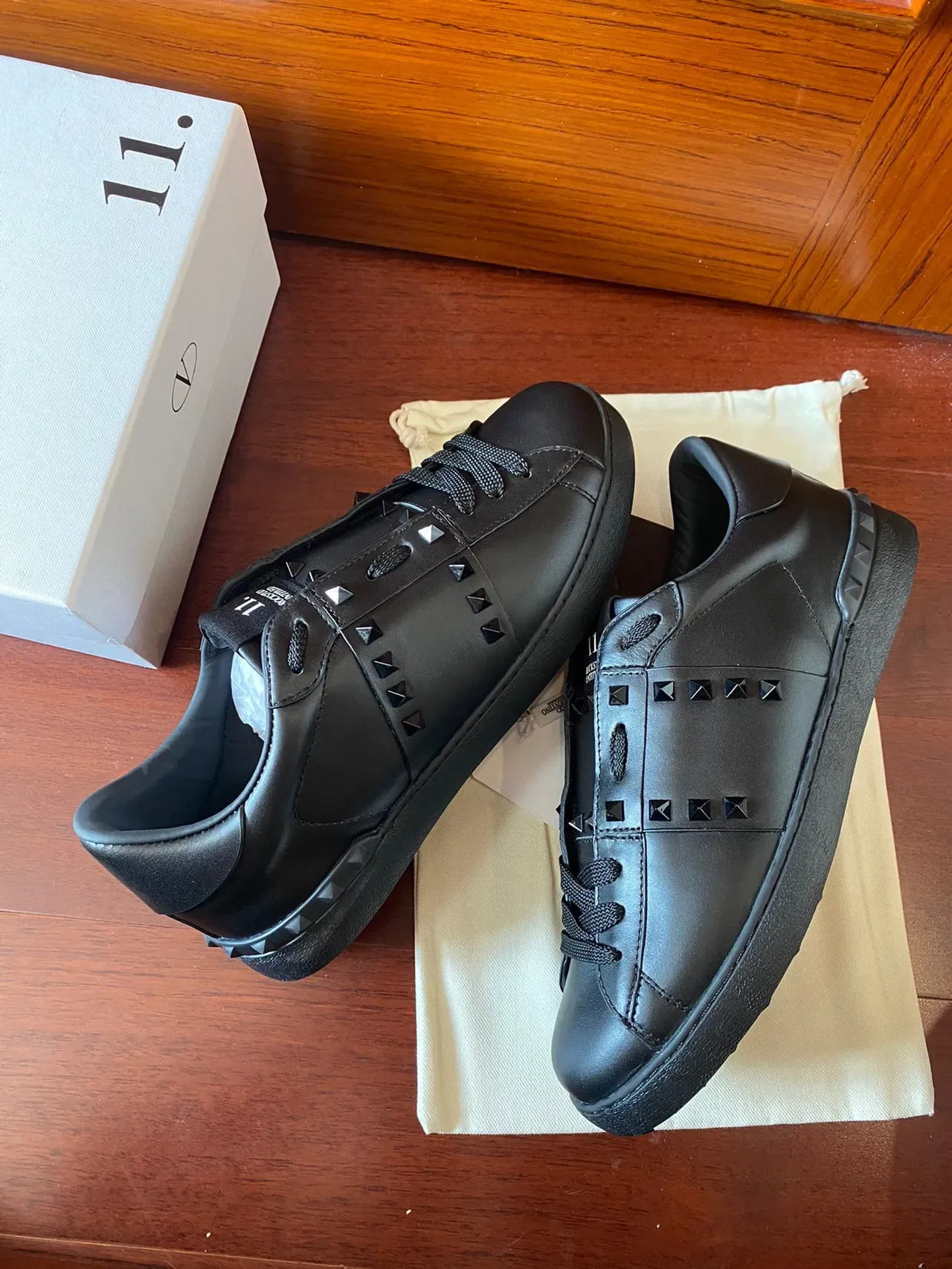 Valentino Rockstud কালো চামড়ার পিরামিড স্টাড লাইফস্টাইল স্নিকার 5