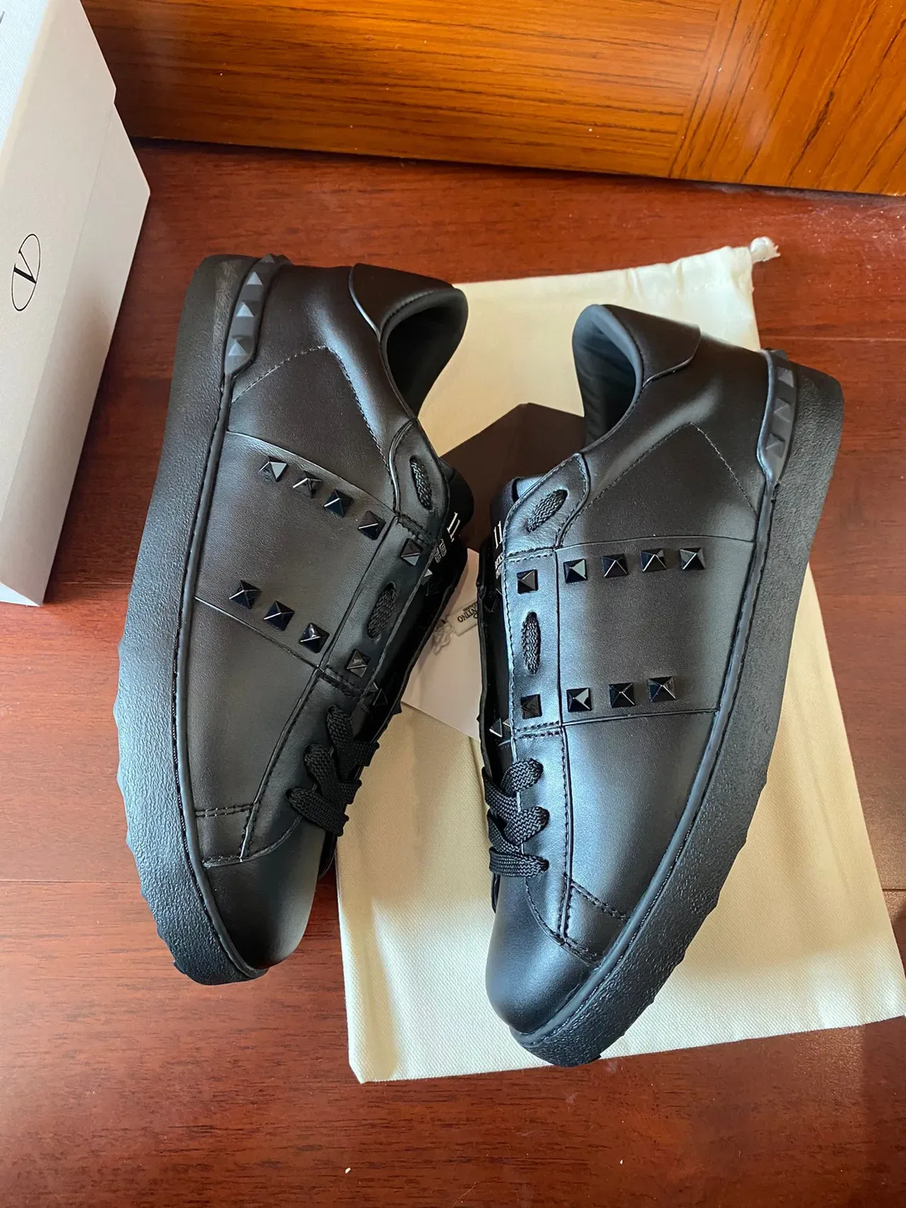 Valentino Rockstud কালো চামড়ার পিরামিড স্টাড লাইফস্টাইল স্নিকার 6