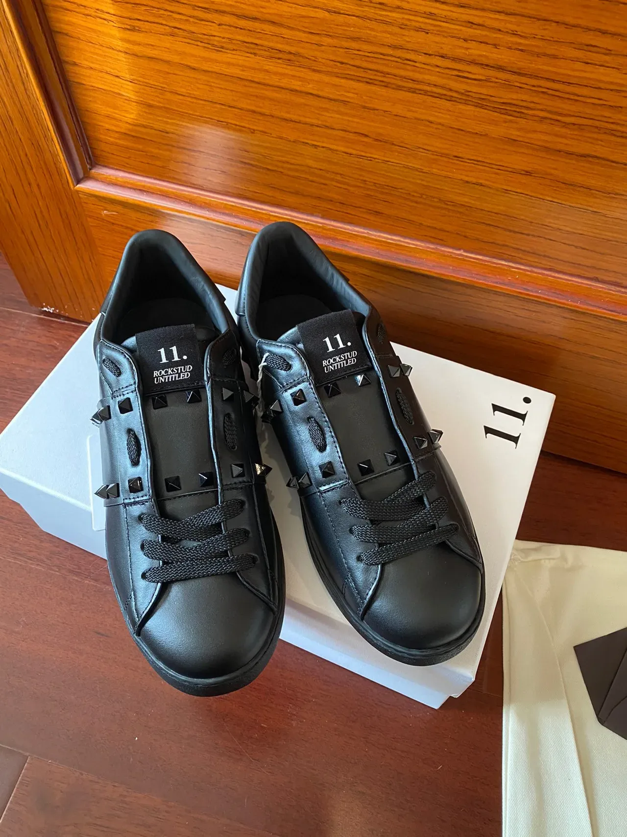 Valentino Rockstud কালো চামড়ার পিরামিড স্টাড লাইফস্টাইল স্নিকার 7