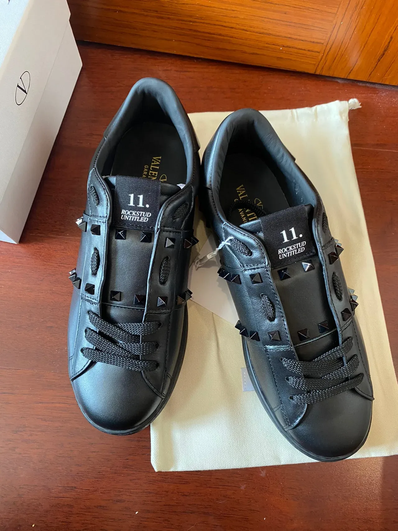 Valentino Rockstud কালো চামড়ার পিরামিড স্টাড লাইফস্টাইল স্নিকার 8