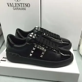 Valentino Rockstud Tênis Lifestyle de Plataforma em Couro Preto Patentado e Fosco