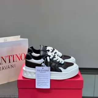 Valentino Rockstud কালো সাদা প্ল্যাটফর্ম সোল Pyramid Hardware Chunky Sneakers
