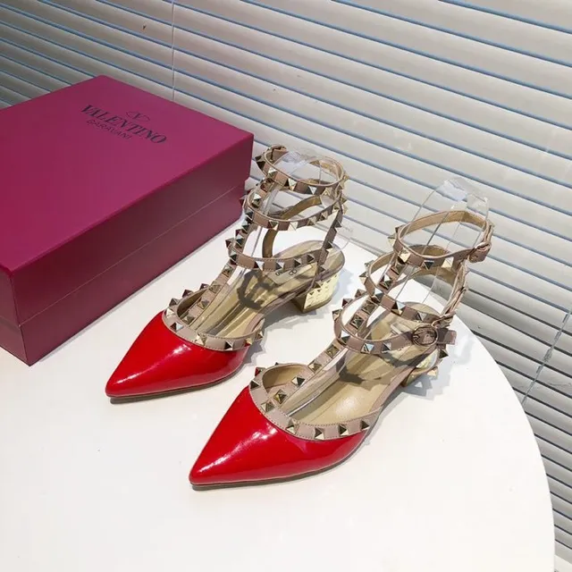 Valentino Rockstud Bombas de couro patentado vermelho com tachas 2