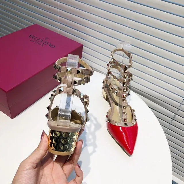Valentino Rockstud Bombas de couro patentado vermelho com tachas 3