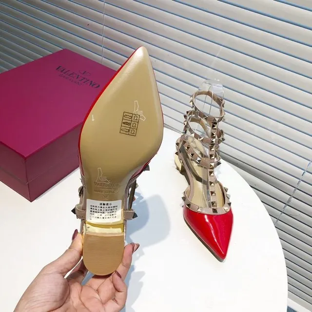 Valentino Rockstud Bombas de couro patentado vermelho com tachas 4