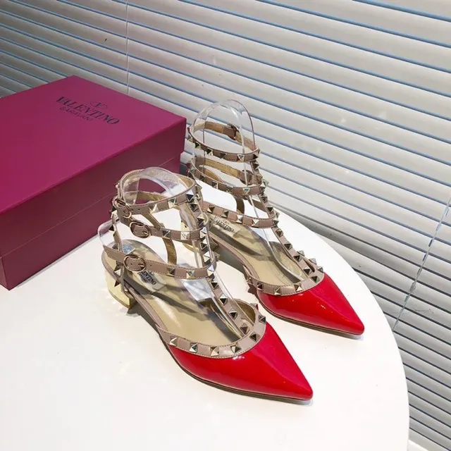 Valentino Rockstud Bombas de couro patentado vermelho com tachas 6