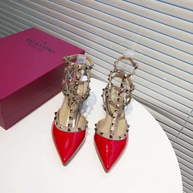 Valentino Rockstud Bombas de couro patentado vermelho com tachas 7