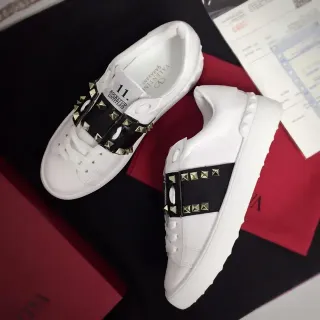 Valentino Rockstud Untitled Tênis Lifestyle Branco e Preto com tachas