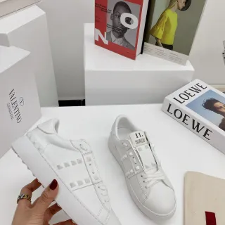Valentino Rockstud Untitled সাদা চামড়ার পিরামিড স্টাড লাইফস্টাইল স্নিকার্স