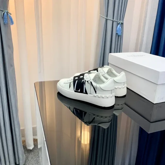 Valentino Rockstud VLTN 白色黑色 Logo 生活方式运动鞋 2