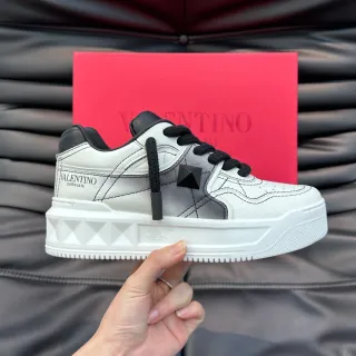 Valentino Rockstud সাদা ও ধূসর চামড়ার লাইফস্টাইল স্নিকার