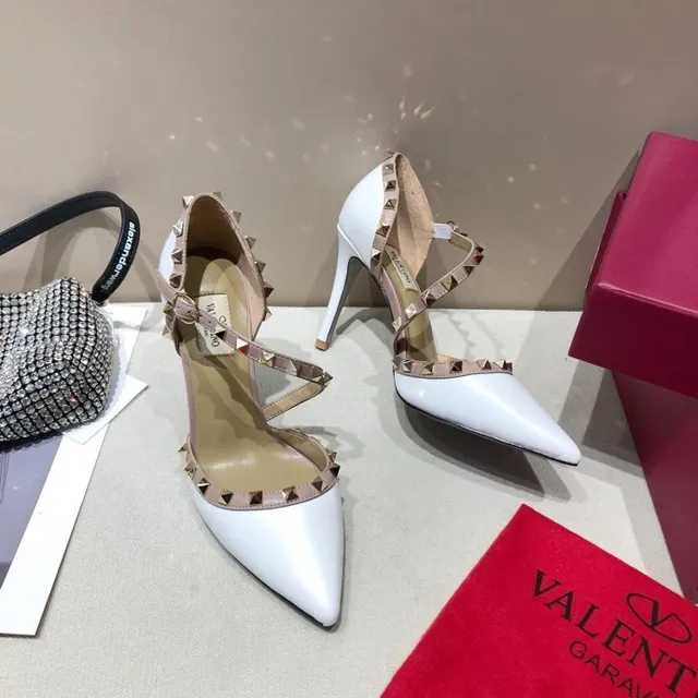 Valentino Rockstud Saltos stiletto brancos studs pirâmide T-Strap 2