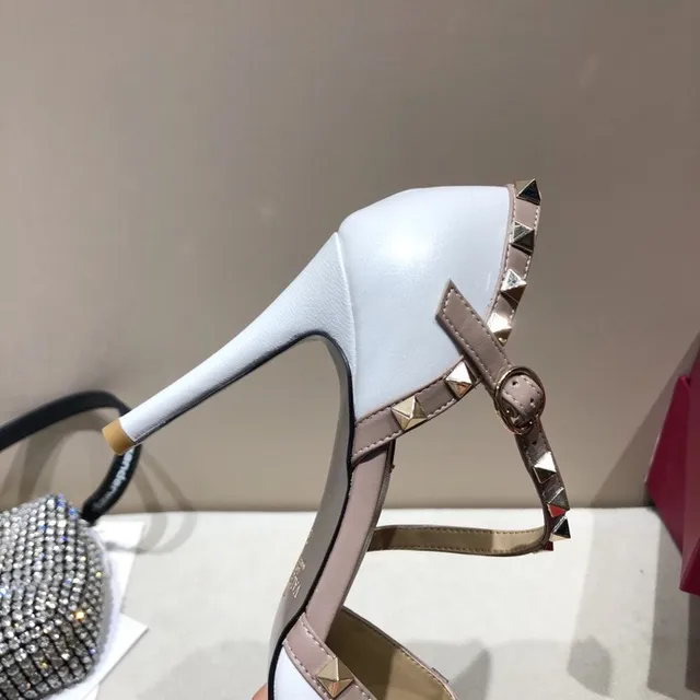 Valentino Rockstud Saltos stiletto brancos studs pirâmide T-Strap 3