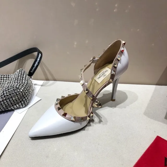 Valentino Rockstud Saltos stiletto brancos studs pirâmide T-Strap 8