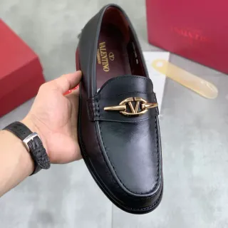 Valentino VLogo লোফার কালো চামড়া সোনার হার্ডওয়্যার লোফার