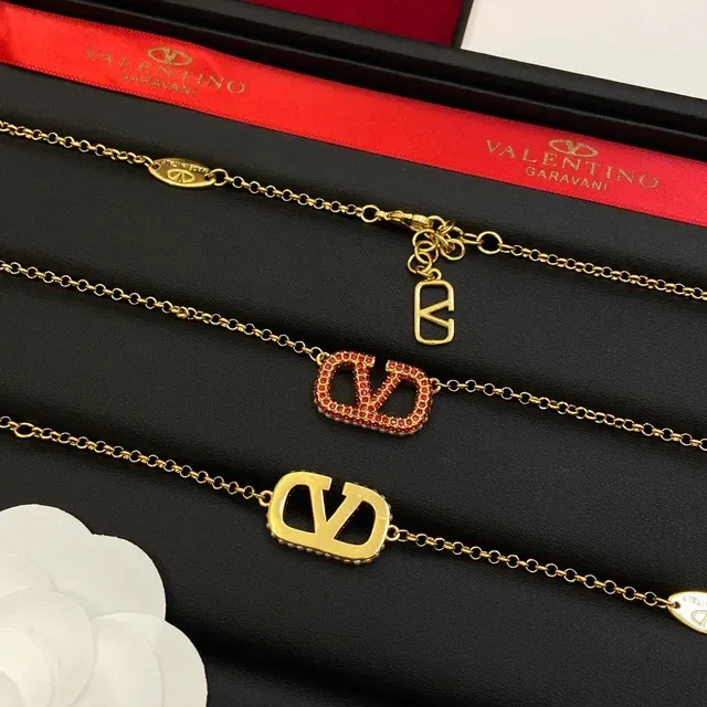 Valentino VLTN সোনালি লাল চেইন লোগো মোটিফ নেকলেস 2