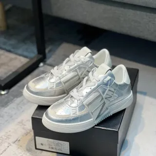 Valentino VLTN मेटैलिक सिल्वर लाइफस्टाइल स्नीकर