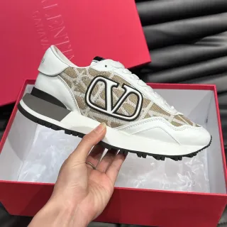 Valentino VLTN Runner Beige और White Lifestyle Sneakers