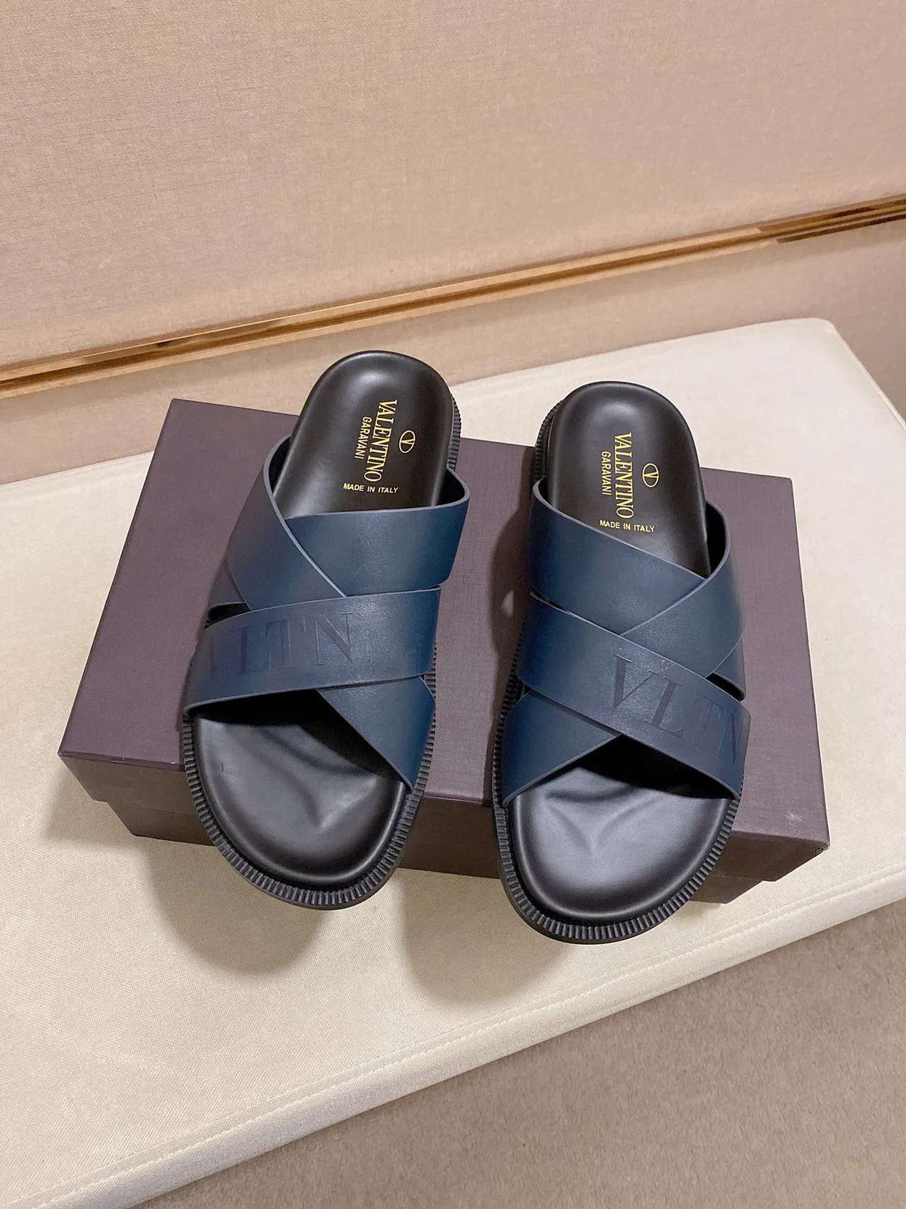 Valentino VLTN Slide Black Navy Brown chaussons 4