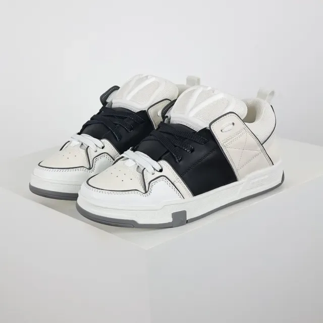 Valentino sneakers brancas e pretas estruturadas de couro e malha com alça lateral quiltada 2