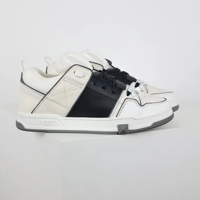 Valentino sneakers brancas e pretas estruturadas de couro e malha com alça lateral quiltada 3