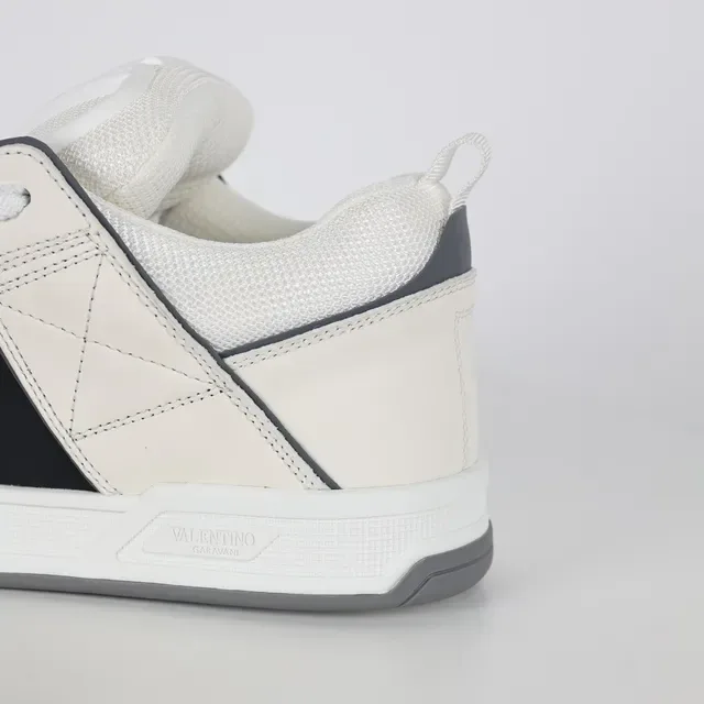 Valentino sneakers brancas e pretas estruturadas de couro e malha com alça lateral quiltada 4