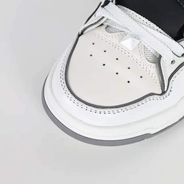 Valentino sneakers brancas e pretas estruturadas de couro e malha com alça lateral quiltada 5