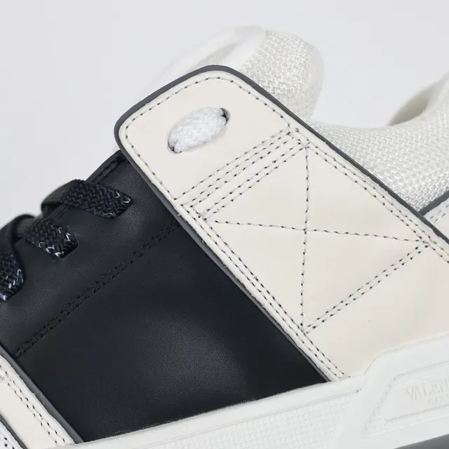 Valentino sneakers brancas e pretas estruturadas de couro e malha com alça lateral quiltada 6