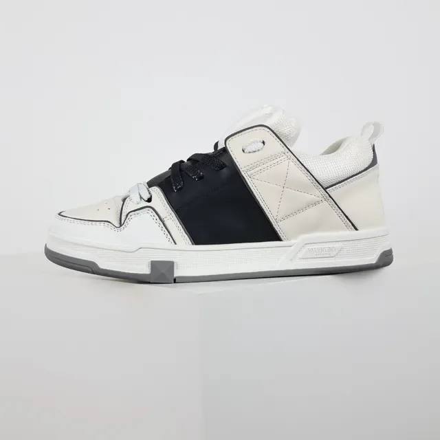 Valentino sneakers brancas e pretas estruturadas de couro e malha com alça lateral quiltada 9