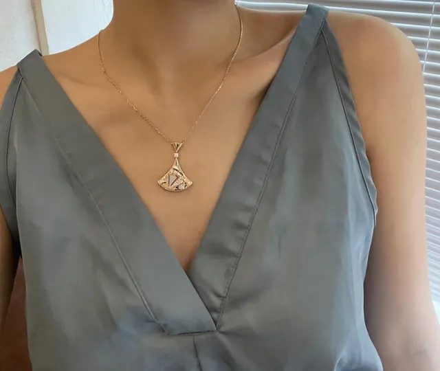 Van Cleef & Arpels Alhambra Collier en forme d'éventail en nacre et diamant 3