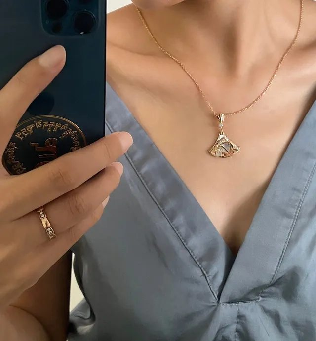 Van Cleef & Arpels Alhambra Collier en forme d'éventail en nacre et diamant 4