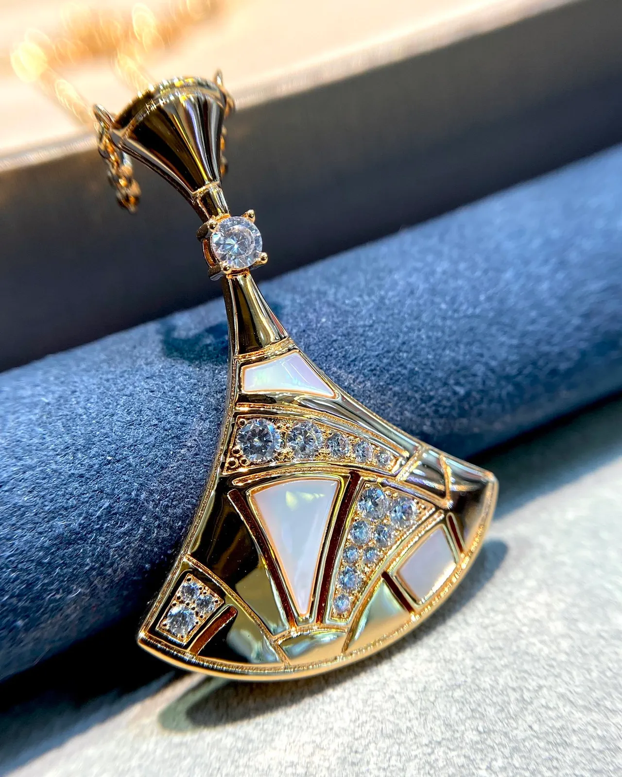 Van Cleef & Arpels Alhambra Collier en forme d'éventail en nacre et diamant 5