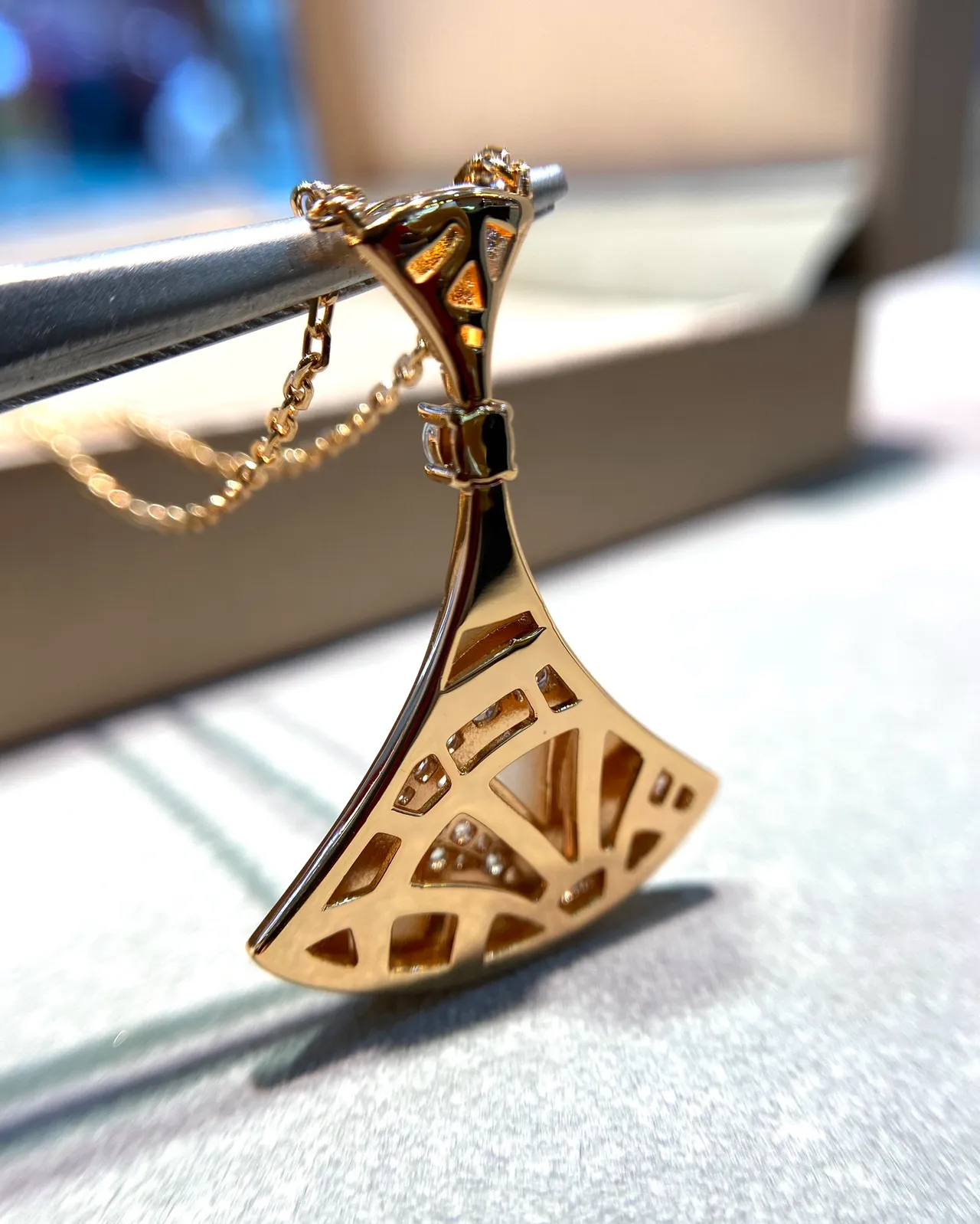 Van Cleef & Arpels Alhambra Collier en forme d'éventail en nacre et diamant 6