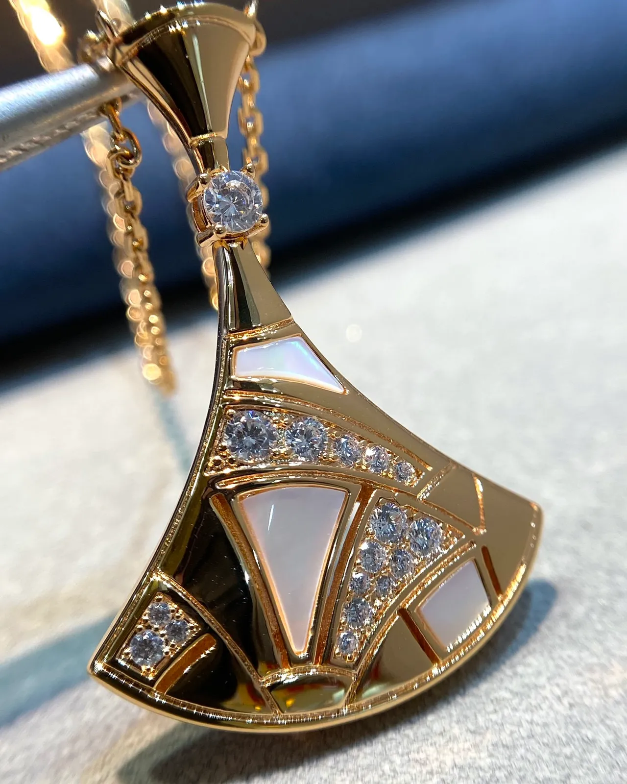 Van Cleef & Arpels Alhambra Collier en forme d'éventail en nacre et diamant 7