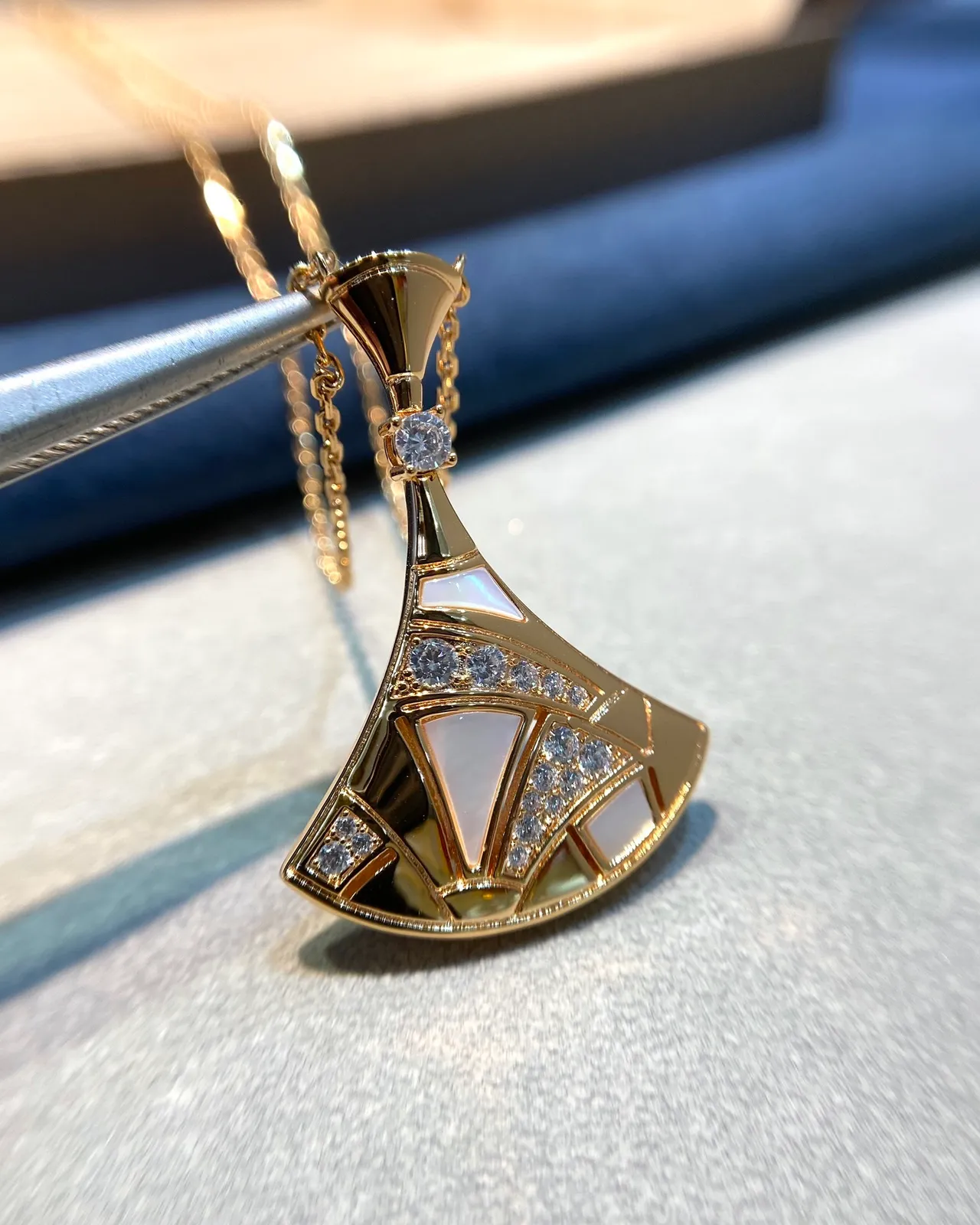 Van Cleef & Arpels Alhambra Collier en forme d'éventail en nacre et diamant 8
