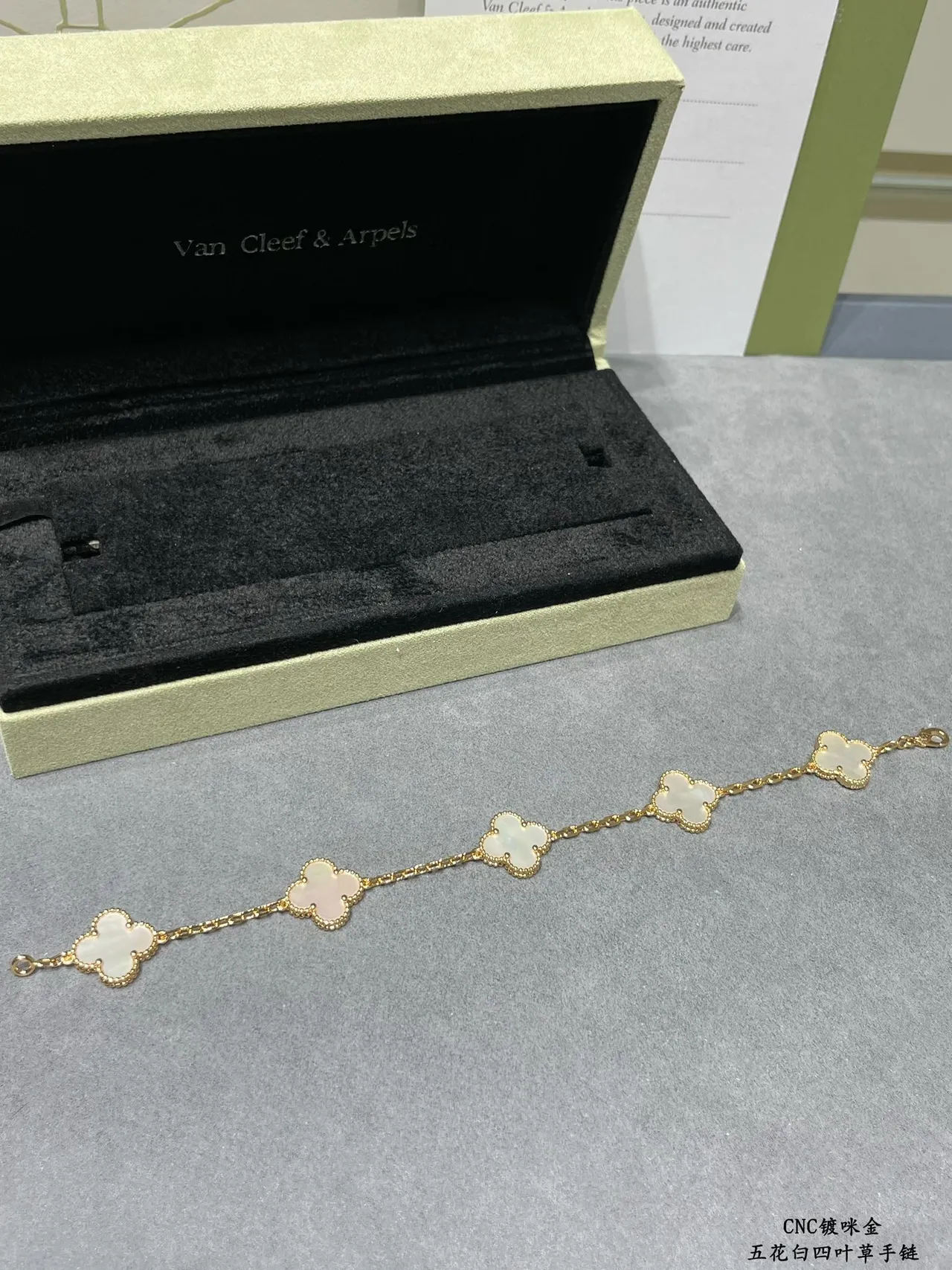 Van Cleef & Arpels Alhambra كلفر ذو أوراق أربعة لؤلؤة الأم سوار 6