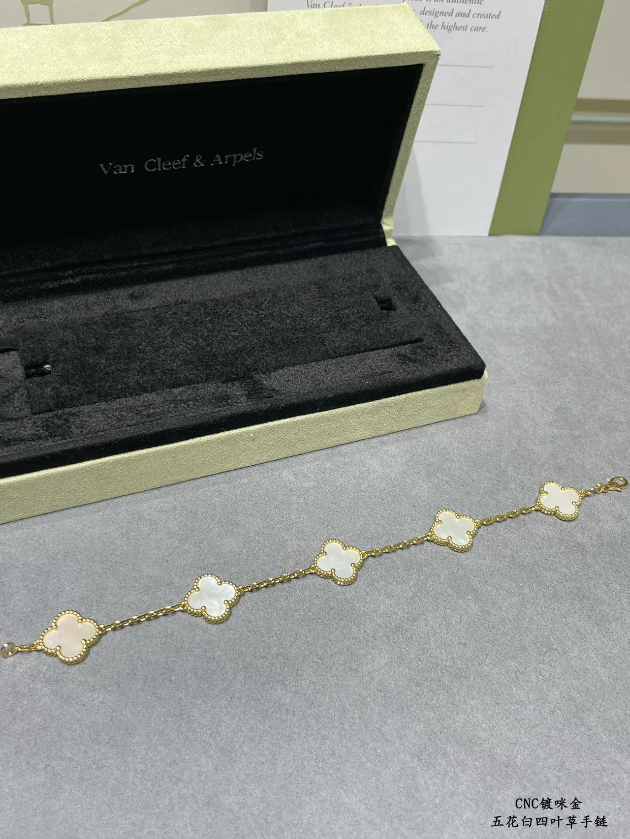 Van Cleef & Arpels Alhambra كلفر ذو أوراق أربعة لؤلؤة الأم سوار 7