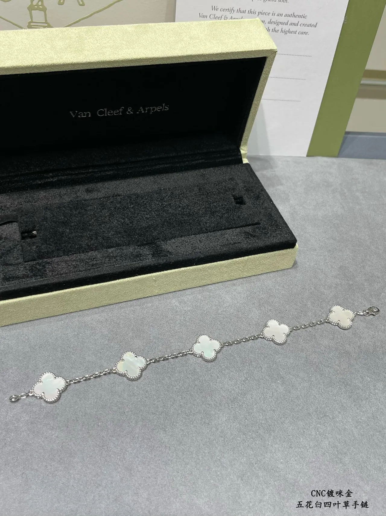 Van Cleef & Arpels Alhambra كلفر ذو أوراق أربعة لؤلؤة الأم سوار 8