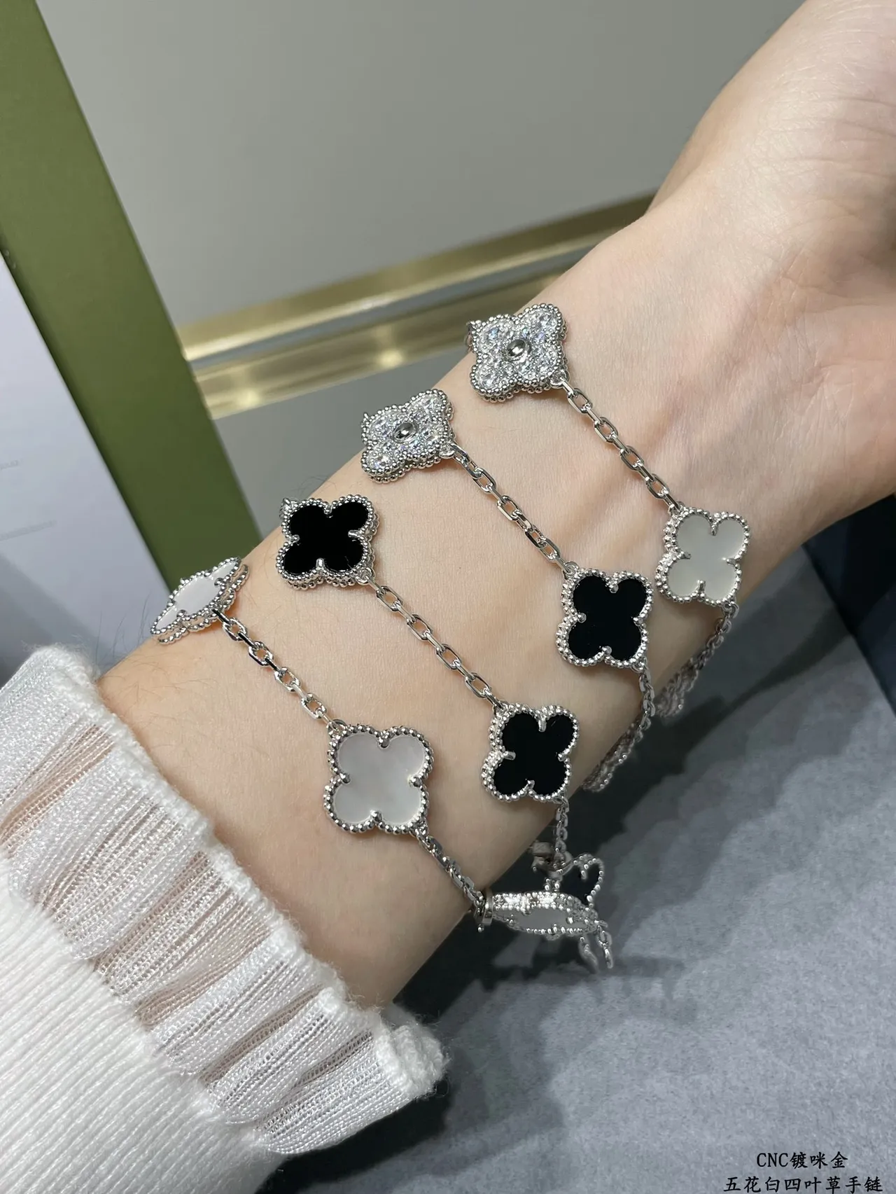 Van Cleef & Arpels Alhambra كلفر ذو أوراق أربعة لؤلؤة الأم سوار 9