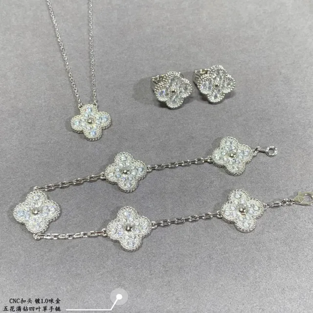 Van Cleef & Arpels Alhambra Four-Leaf Clover Pavé Diamond Bracelet 3