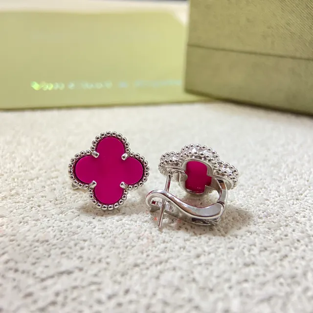Van Cleef & Arpels Alhambra أقراط دبوس مينا فوشيا برسيم 2